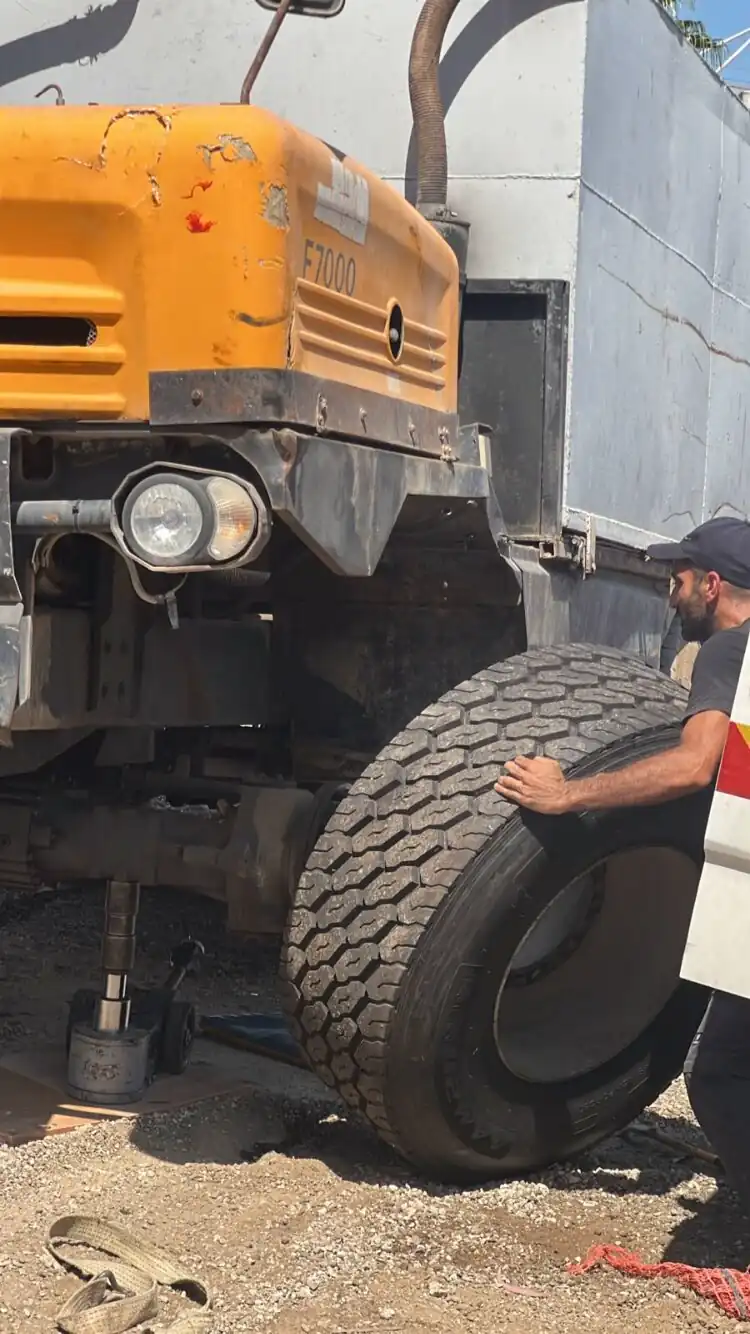 החלפת גלגל והתקנת צמיג חדש למסחרית בדרך