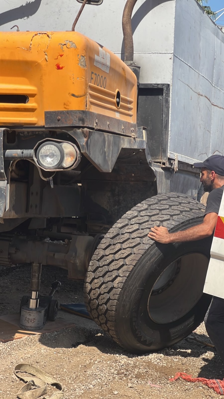 החלפת גלגל של רכב כבד בשטח