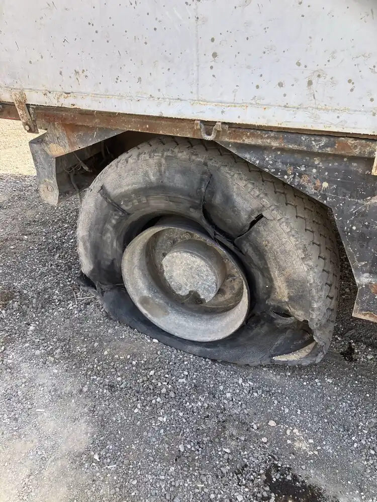 צמיג משאית שניזוק בשטח לפני טיפול
