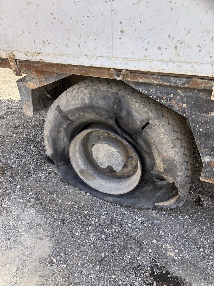 צמיג משאית שניזוק בשטח לפני טיפול